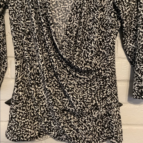 Chaus Black and white geometric pattern shirt  size m Cross Front 3/4 Sleeve - Picture 2 of 4